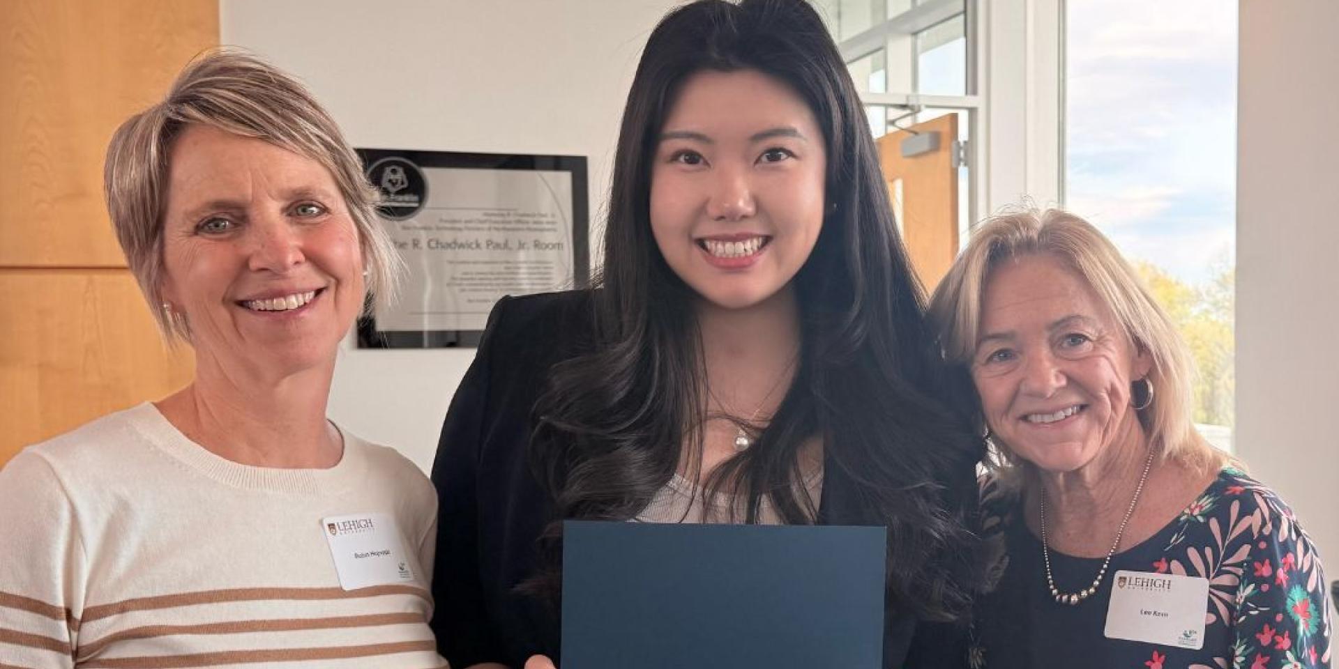 Chen Shi Receives Leadership Award